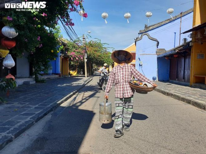 a view of hoi an on first day after lifting of social distancing order hinh 7