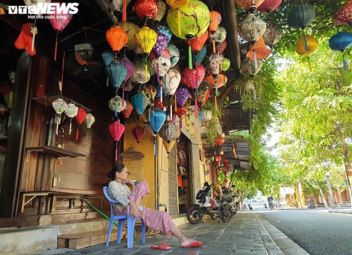 a view of hoi an on first day after lifting of social distancing order hinh 8