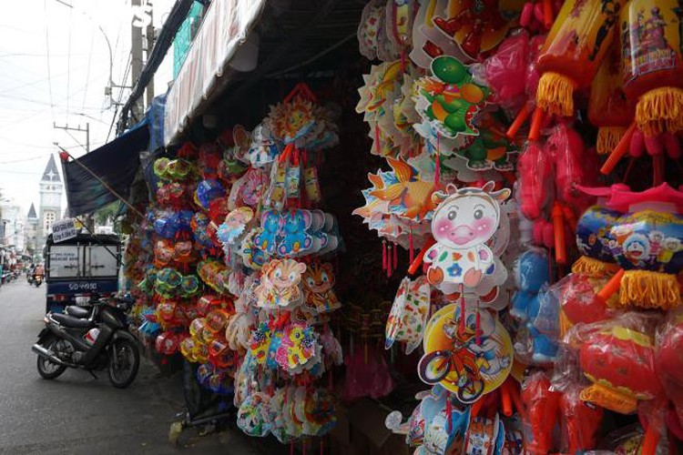 lantern making village in hcm city quiet ahead of mid-autumn festival hinh 10