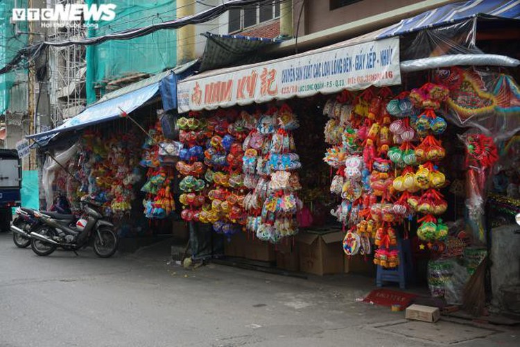 lantern making village in hcm city quiet ahead of mid-autumn festival hinh 1