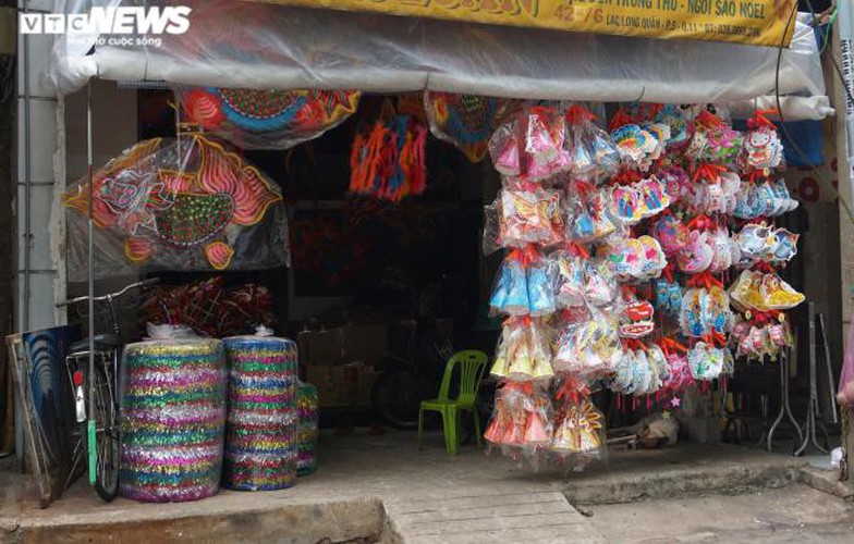 lantern making village in hcm city quiet ahead of mid-autumn festival hinh 2