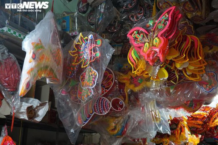 lantern making village in hcm city quiet ahead of mid-autumn festival hinh 3