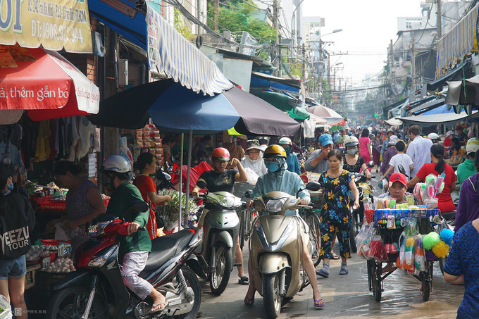 ba hoa market in hcm city enjoys brisk trade for doan ngo festival hinh 1