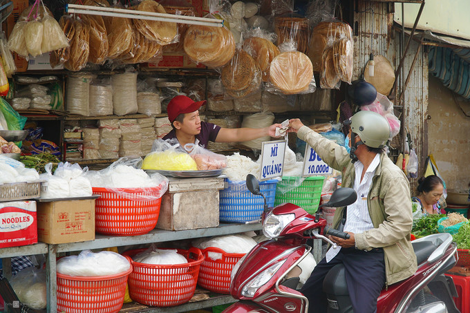 ba hoa market in hcm city enjoys brisk trade for doan ngo festival hinh 2