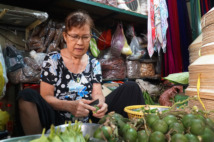 ba hoa market in hcm city enjoys brisk trade for doan ngo festival hinh 5