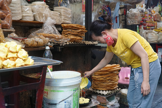 ba hoa market in hcm city enjoys brisk trade for doan ngo festival hinh 6