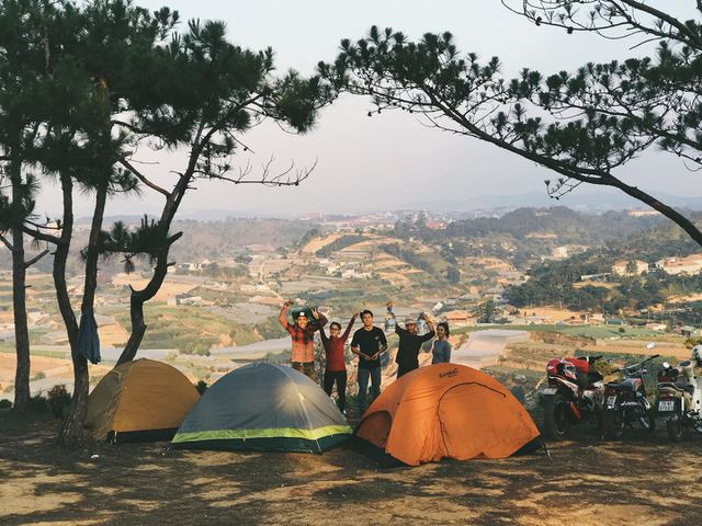 cloud hunting and camping prove popular with young travelers to da lat hinh 1