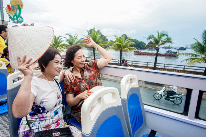 foreigners enjoy scenic views onboard double decker buses in ha long hinh 11