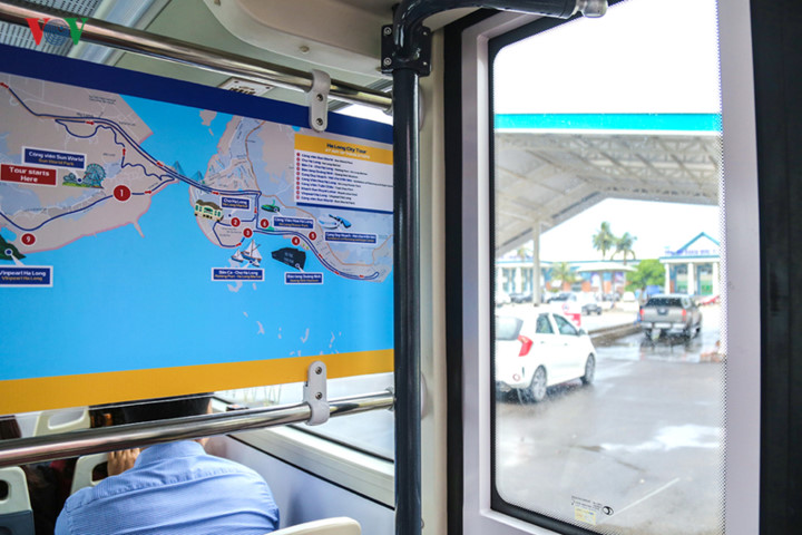 foreigners enjoy scenic views onboard double decker buses in ha long hinh 12