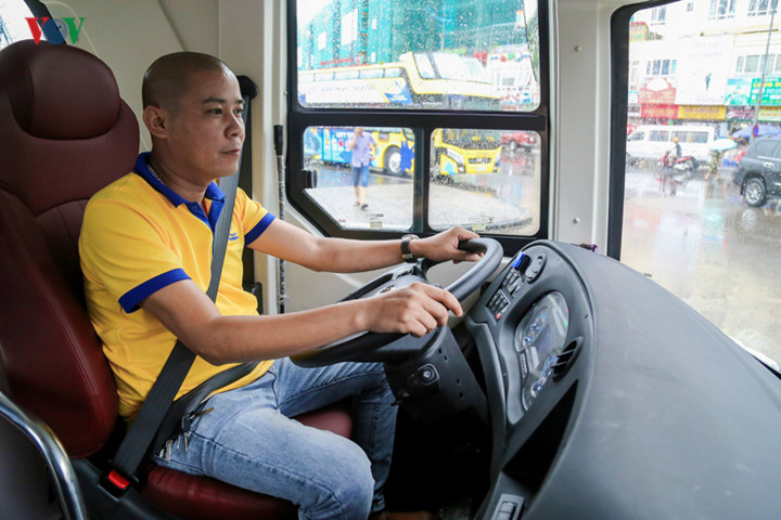 foreigners enjoy scenic views onboard double decker buses in ha long hinh 13