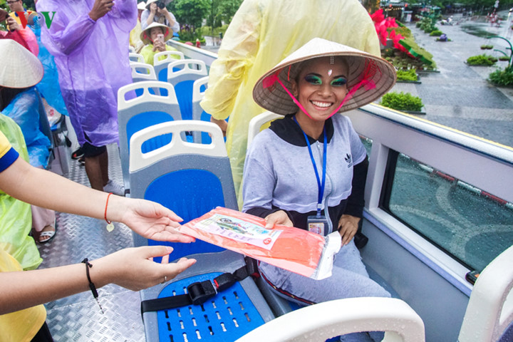 foreigners enjoy scenic views onboard double decker buses in ha long hinh 1