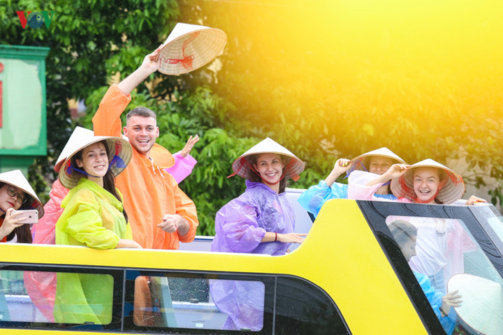 foreigners enjoy scenic views onboard double decker buses in ha long hinh 3