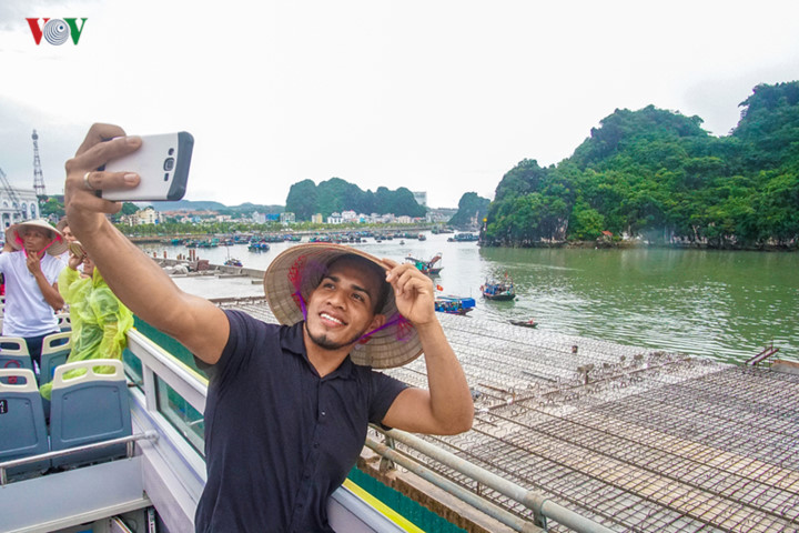 foreigners enjoy scenic views onboard double decker buses in ha long hinh 6