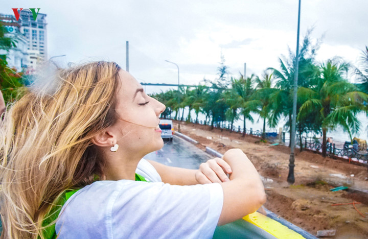 foreigners enjoy scenic views onboard double decker buses in ha long hinh 7