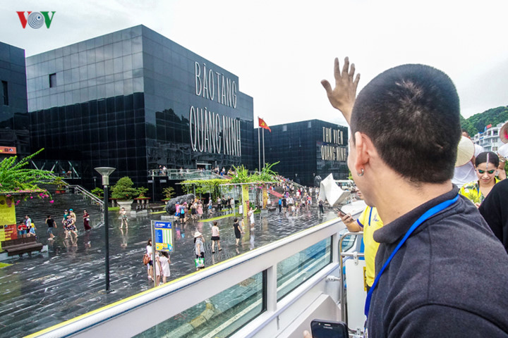 foreigners enjoy scenic views onboard double decker buses in ha long hinh 8