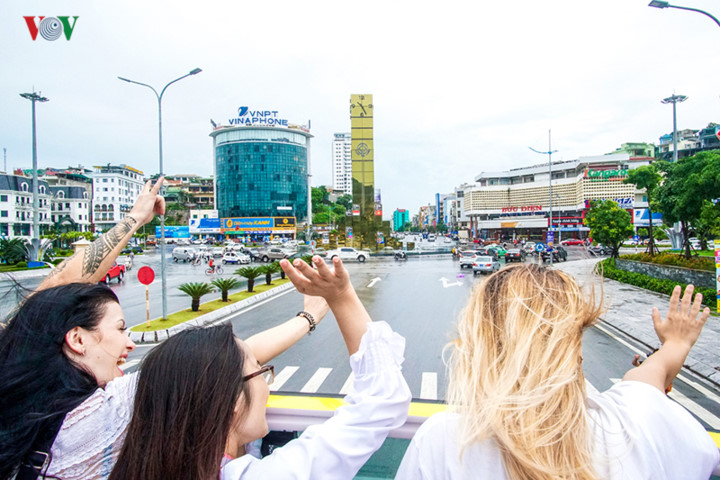 foreigners enjoy scenic views onboard double decker buses in ha long hinh 9