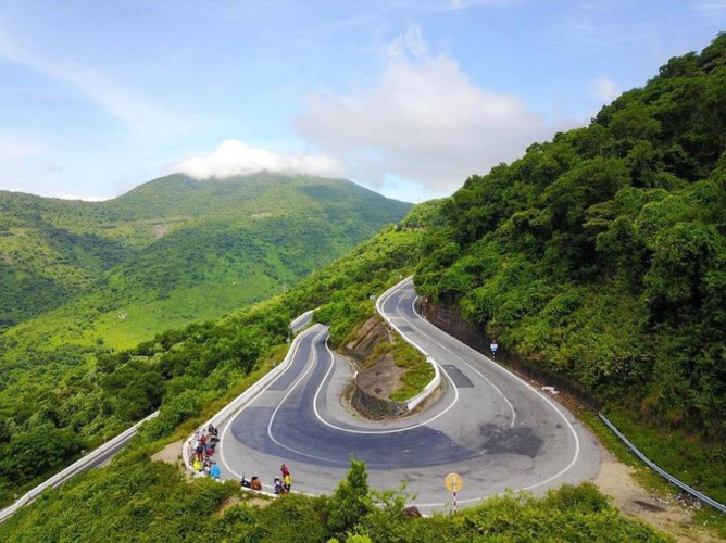 discovering stunning winding coastal roads of vietnam hinh 3