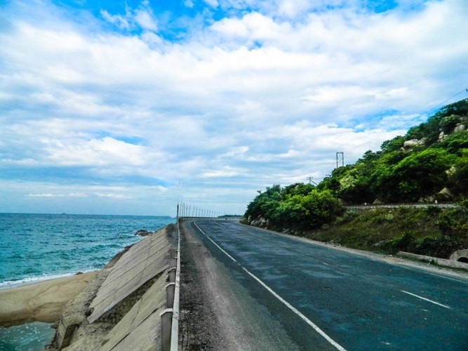 discovering stunning winding coastal roads of vietnam hinh 7