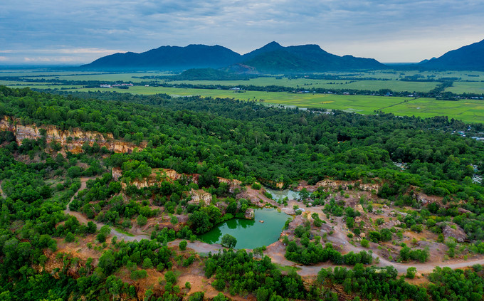 discovering pristine turquoise lake in an giang’s ta pa mountain hinh 1