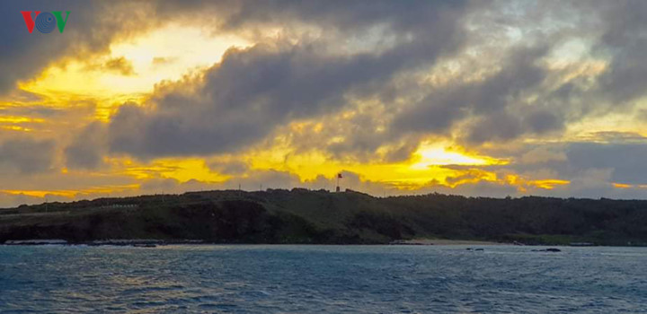 exploring stunning sunrise of phu quy island hinh 2