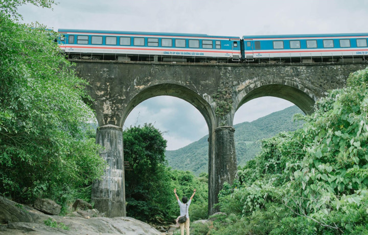 new check-in point in hai van pass attracts young travelers hinh 1