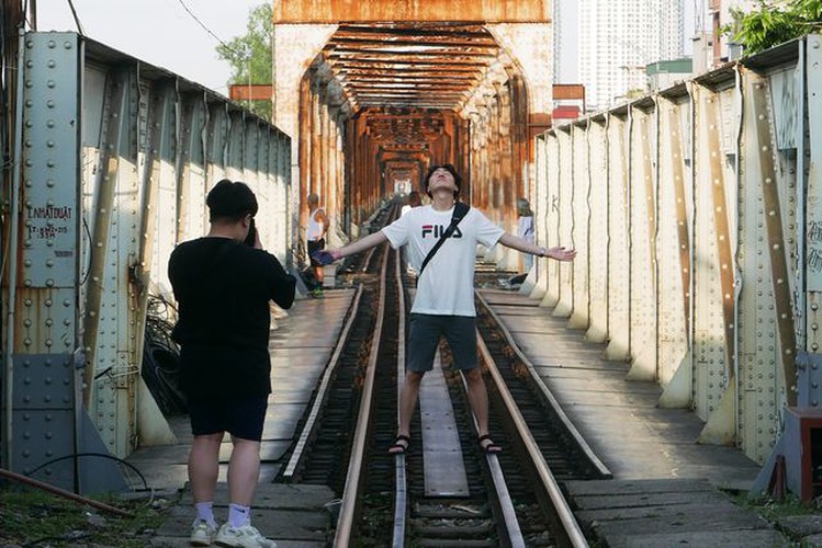 long bien station grows into hip check-in point for young travelers in hanoi hinh 10