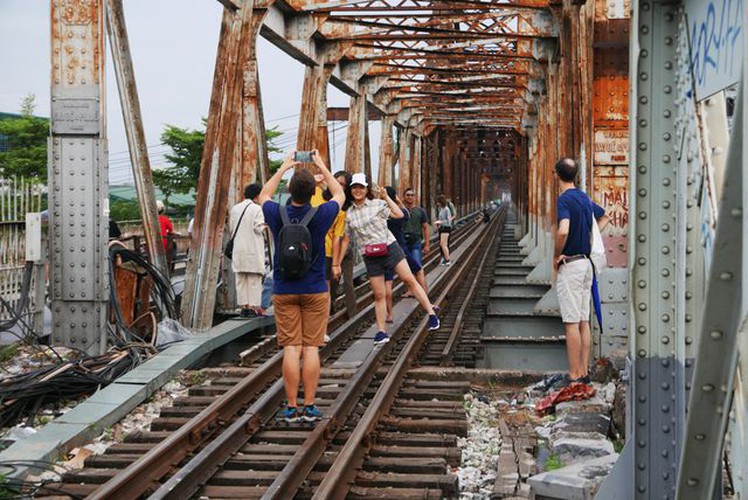 long bien station grows into hip check-in point for young travelers in hanoi hinh 11