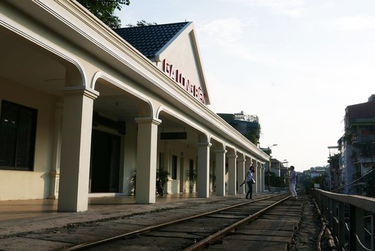 long bien station grows into hip check-in point for young travelers in hanoi hinh 1