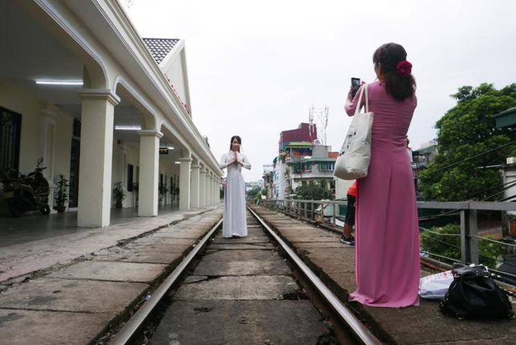 long bien station grows into hip check-in point for young travelers in hanoi hinh 2