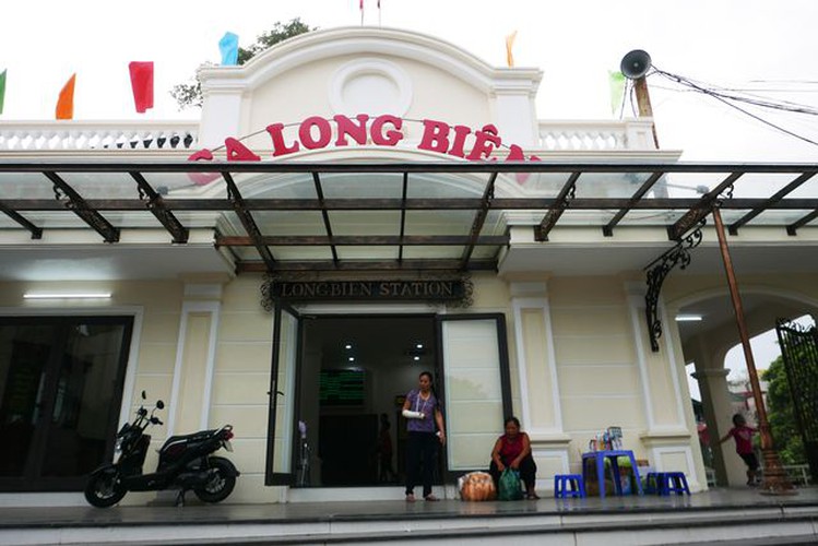 long bien station grows into hip check-in point for young travelers in hanoi hinh 3