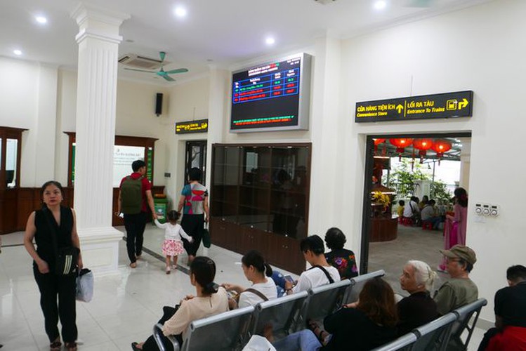 long bien station grows into hip check-in point for young travelers in hanoi hinh 4