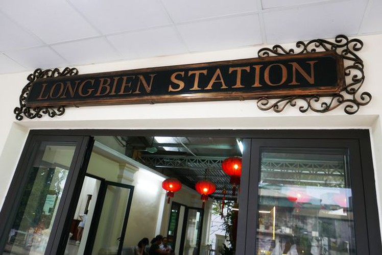 long bien station grows into hip check-in point for young travelers in hanoi hinh 6