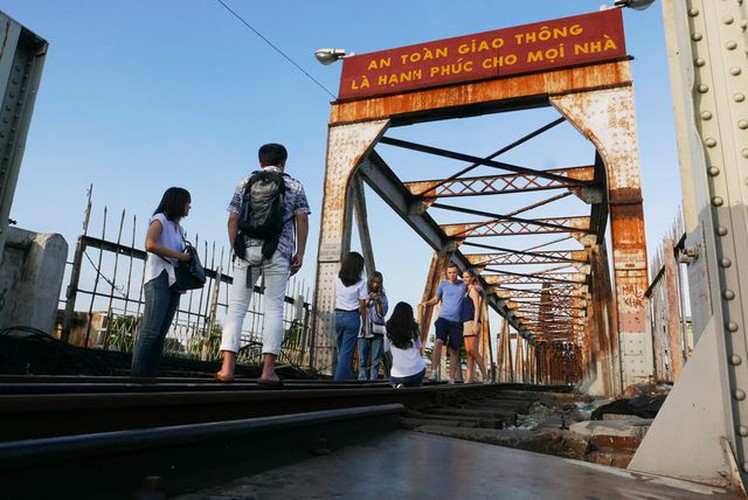 long bien station grows into hip check-in point for young travelers in hanoi hinh 7