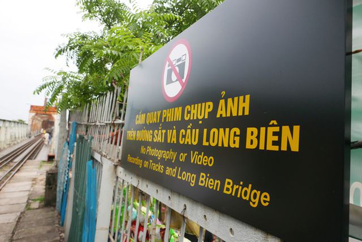 long bien station grows into hip check-in point for young travelers in hanoi hinh 8