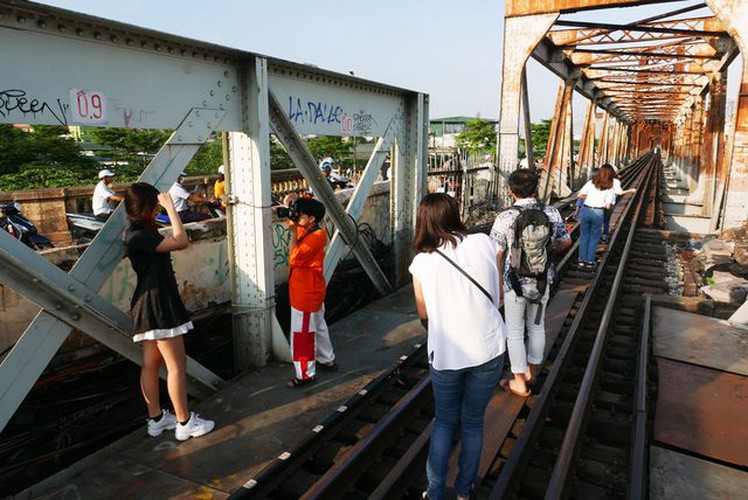 long bien station grows into hip check-in point for young travelers in hanoi hinh 9