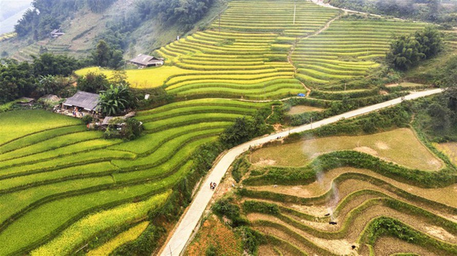 exploring sapa via the town’s famed cable car hinh 1
