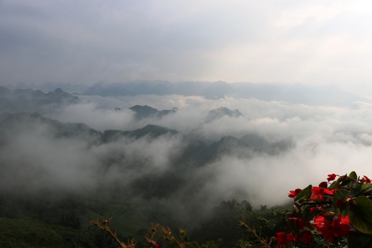 exploring quan ba heaven gate amid a sea of clouds in ha giang hinh 1