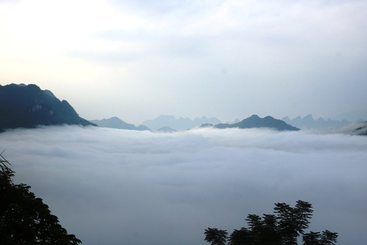 exploring quan ba heaven gate amid a sea of clouds in ha giang hinh 2