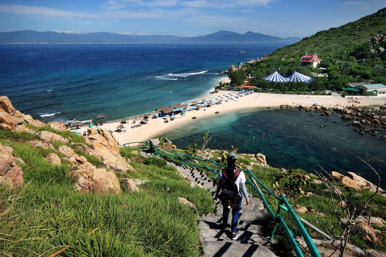 discovering hon noi island in nha trang bay hinh 2