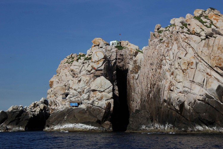 discovering hon noi island in nha trang bay hinh 6