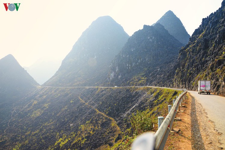 discovering hanh phuc winding road of ha giang hinh 10