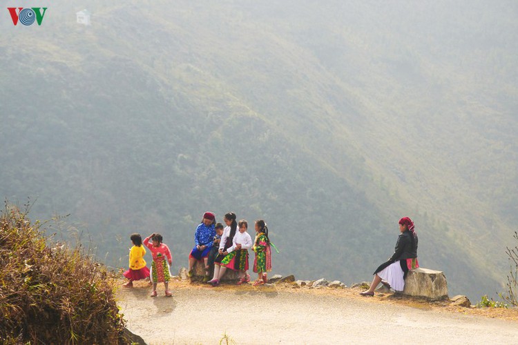 discovering hanh phuc winding road of ha giang hinh 14