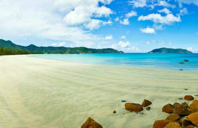 con dao named among best places with bluest water in the world hinh 1