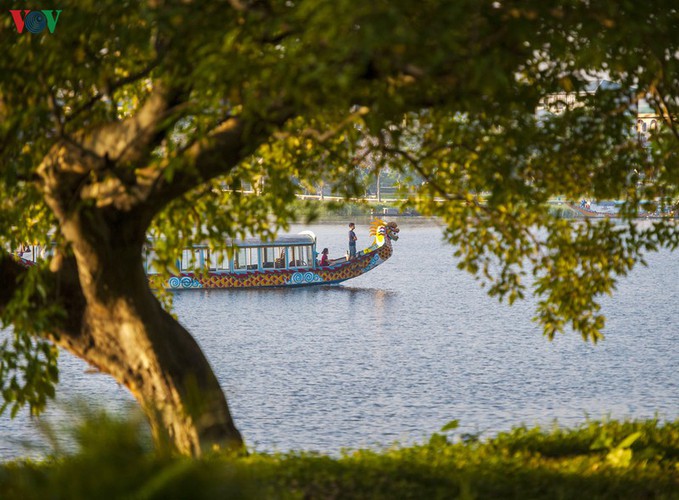 hue imperial city appears at its scenic best in autumn hinh 5