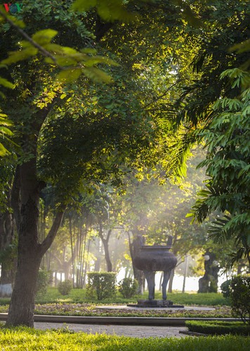 hue imperial city appears at its scenic best in autumn hinh 6