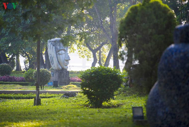 hue imperial city appears at its scenic best in autumn hinh 9