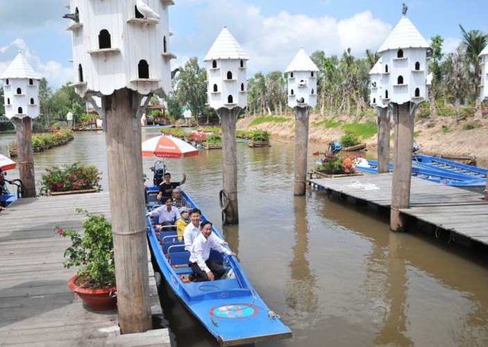 tra su indigo forest proves popular attraction among visitors hinh 5