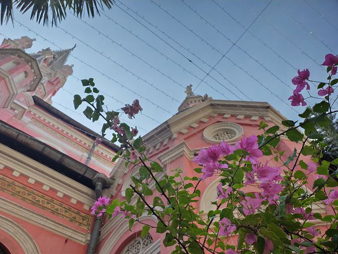 foreign tourists flock to view tan dinh church in hcm city hinh 10