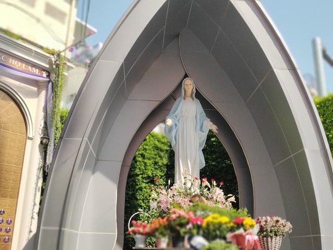 foreign tourists flock to view tan dinh church in hcm city hinh 11