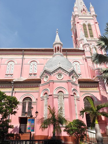 foreign tourists flock to view tan dinh church in hcm city hinh 12